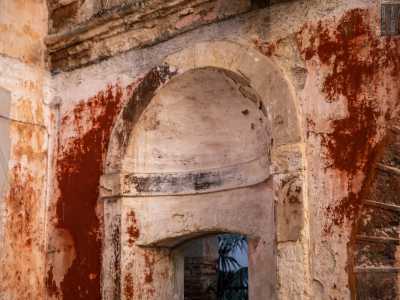 Le pareti, ormai scrostate, mostrano in alcuni punti il loro originale color rosso acceso